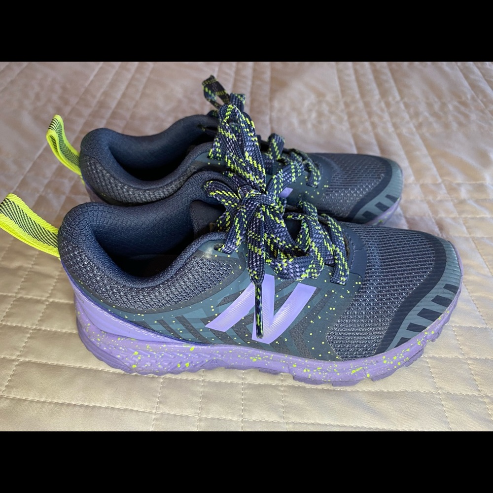 Girls New Balance Tennis Shoes Like new sz12